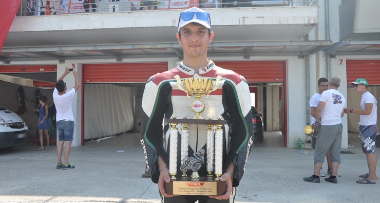 Batı Trakyalı motorcu Ali Osman Pandır Serez şehrinde yapılan yarışta kupa kazandı